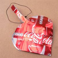 Coca Cola hjerte flettet i hånden af brugte dåser.
